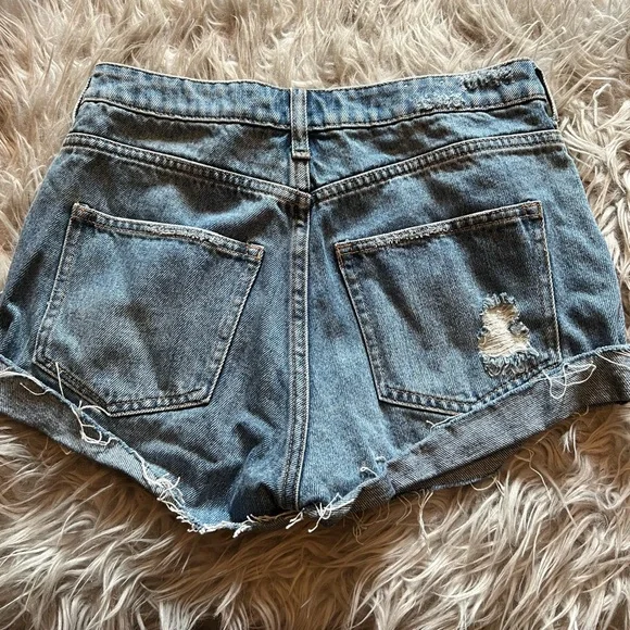 H&M jean shorts size 6. Never worn. - Picture 2 of 3